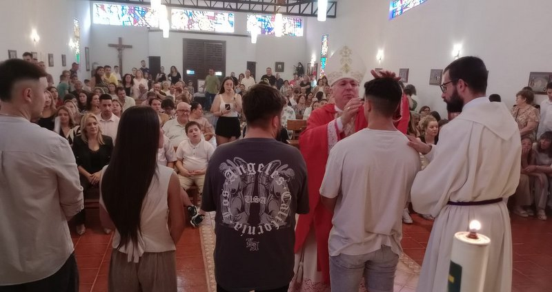 El obispo confirmó a 55 personas en la parroquia de Las Cuevas, de Baza