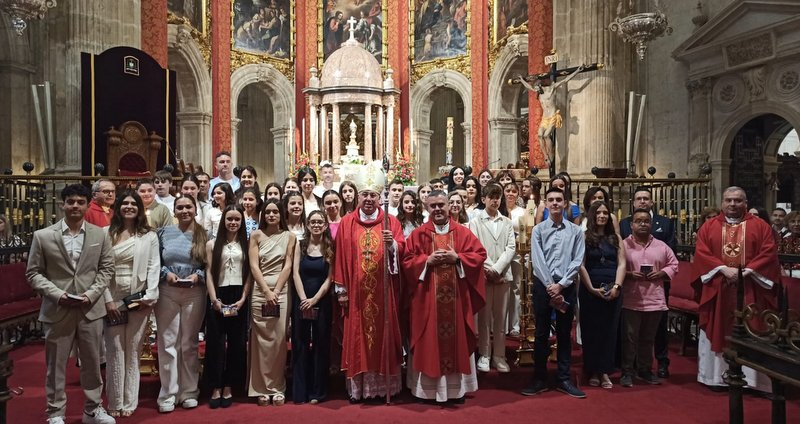 Feligreses del Sagrario se confirmaron en la Catedral, en la fiesta de Pentecostés