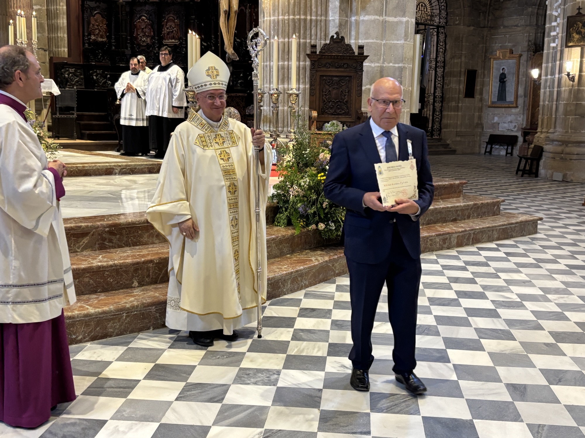 José Arenas, condecorado con la medalla Pro Eclesia Asidonense nos explica la gran ilusión de recibir este reconocimiento