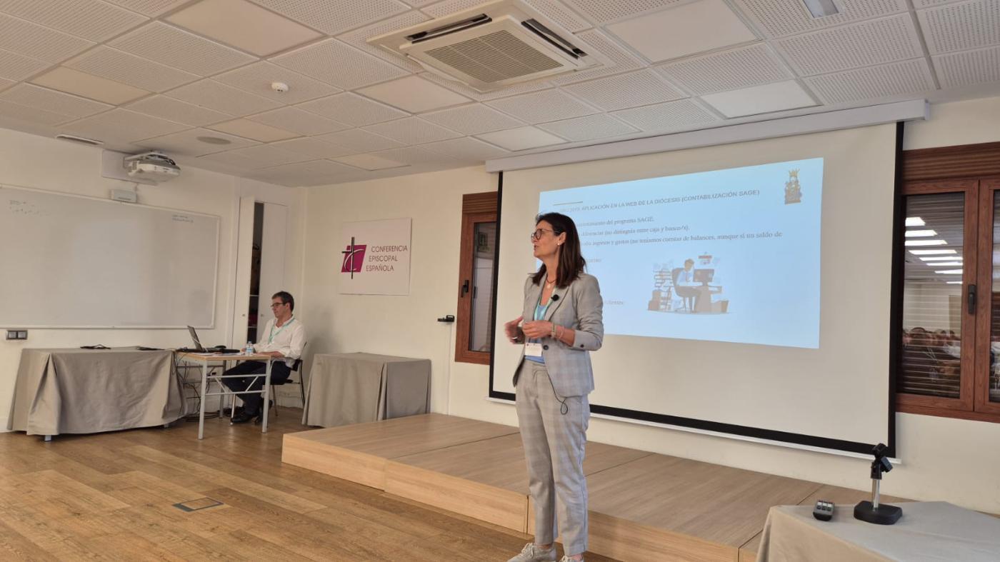 Toñi Corpas durante su exposición en el taller de la VI Reunión de responsables de economía de la CEE