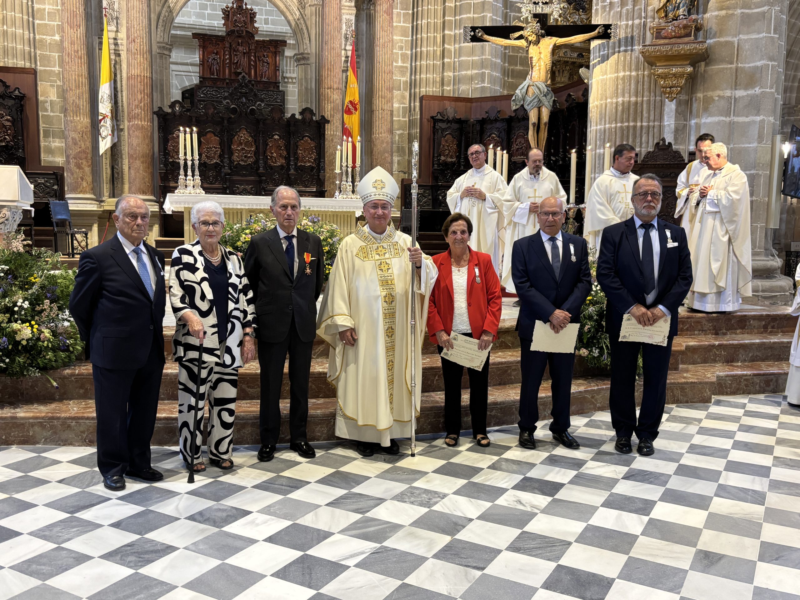 La Catedral acoge la entrega de las condecoraciones pontificias y diocesanas