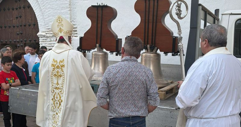 La iglesia de Cogollos de Guadix recupera tres campanas para su campanario