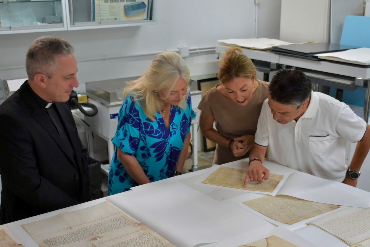 La Junta de Andalucía entrega a la Diócesis de Asidonia-Jerez los documentos restaurados por el Archivo Histórico Provincial de Cádiz