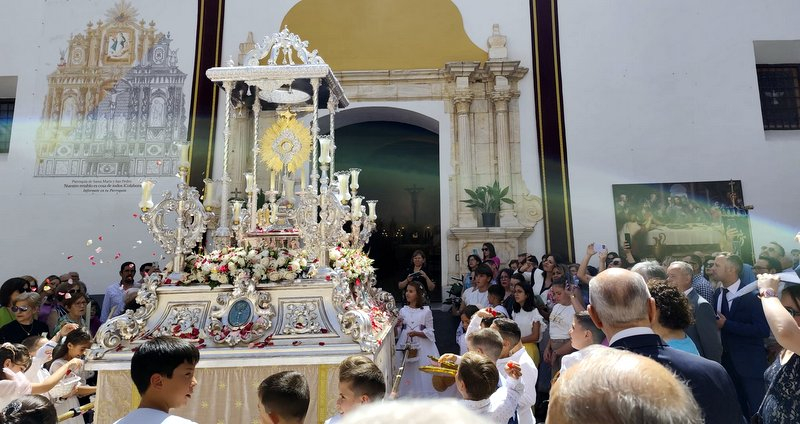 Los niños de Primera Comunión y los jóvenes confirmados acompañaron al Santísimo en el Corpus Christi de Caniles