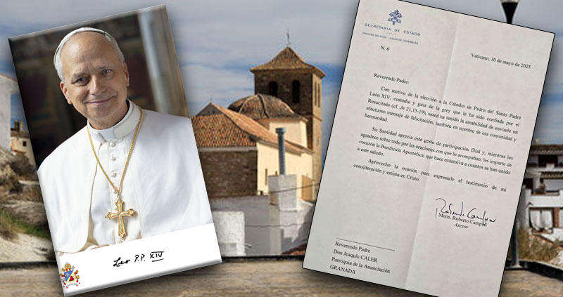 El papa León XIV bendice a la comunidad parroquial de Benamaurel tras recibir una felicitación del párroco