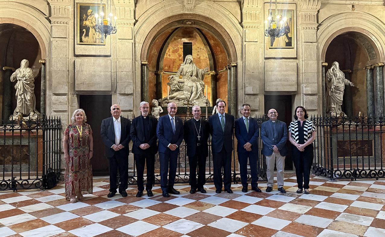 Foto de familia de los asistentes al acto de firma del convenio entre Fundación Iberdrola España y el Cablido Catedralicio