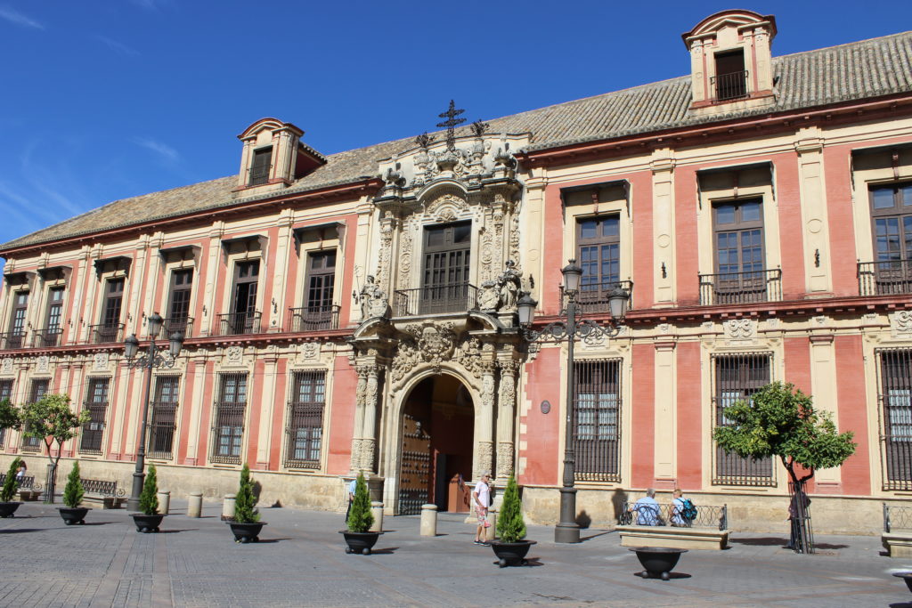 La Delegación de Hermandades alerta sobre intento de estafa tras suplantación de identidad del obispo auxiliar de Sevilla