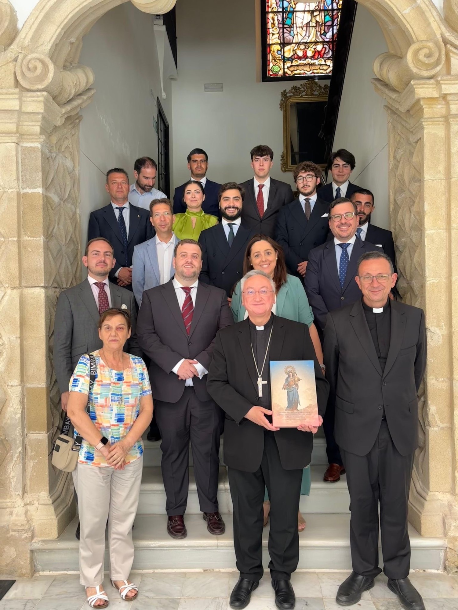 La Familia Salesiana de Jerez entrega a Monseñor Rico Pavés el expediente de coronación canónica para María Auxiliadora