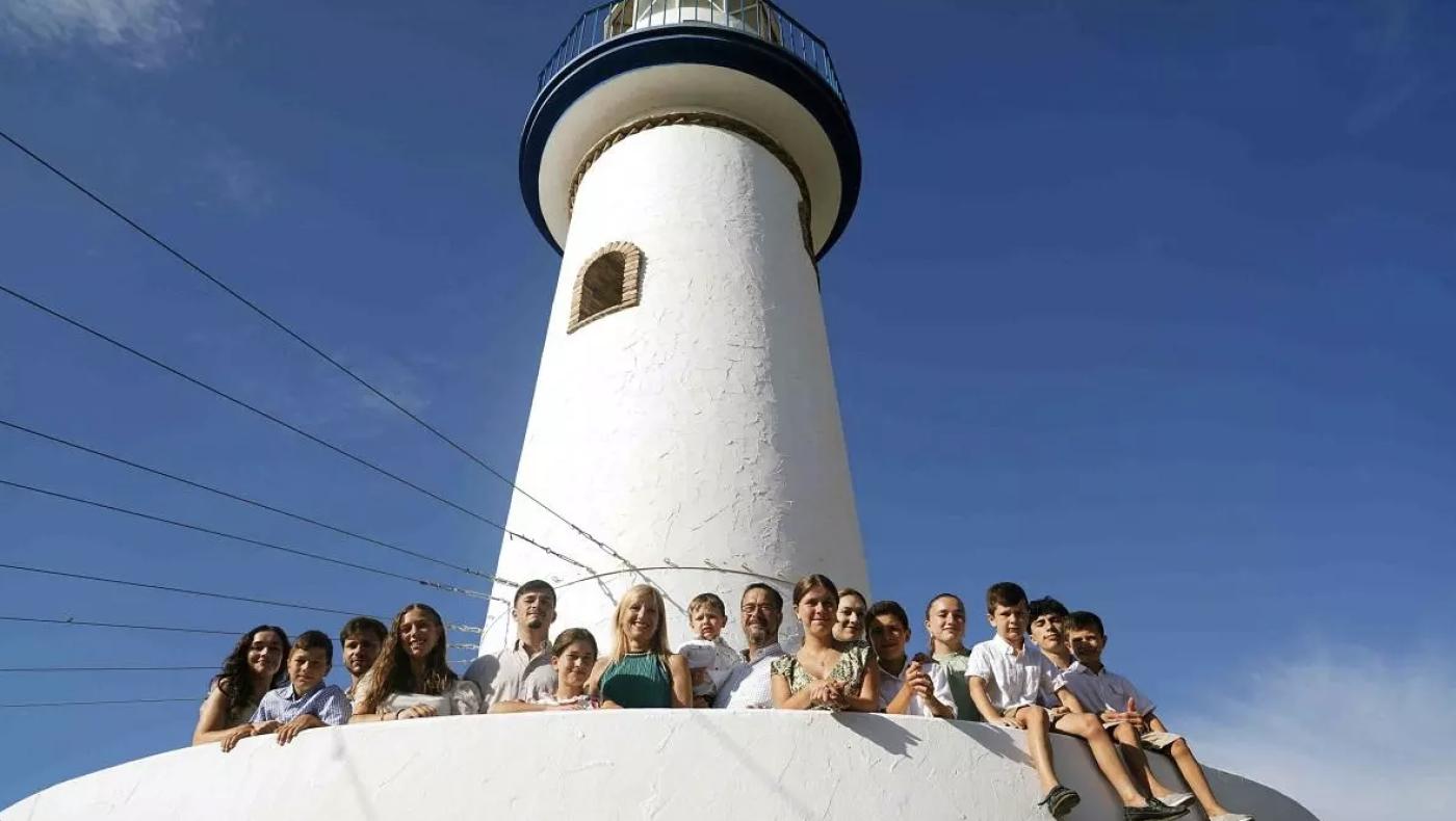 La familia misionera malagueña Oliva-Martínez en el parque de Huelin