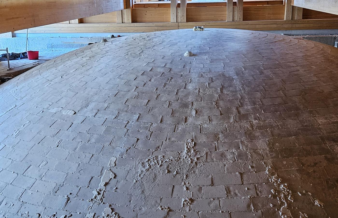 A las cúpulas que se encuentran bajo la nueva estructura del tejado a dos aguas se les han retirado ya las capas de plomo y cerámica que no lograron su impermeabilización y lucen con su piedra natural