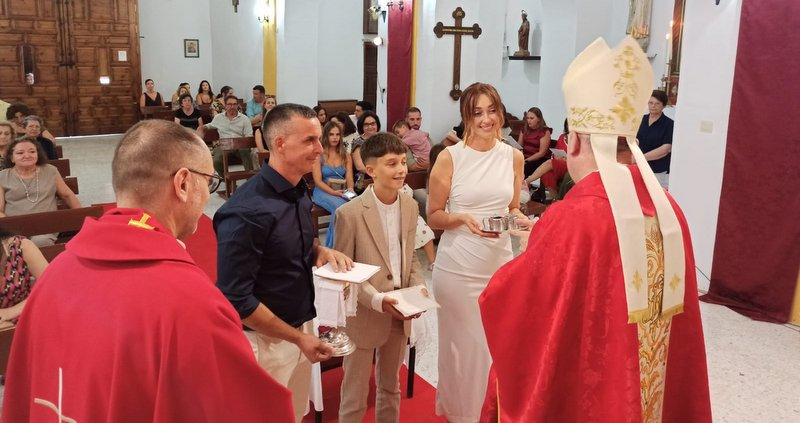 Mons. Orozco, en Venta Quemada, celebró la Misa y una Primera Comunión
