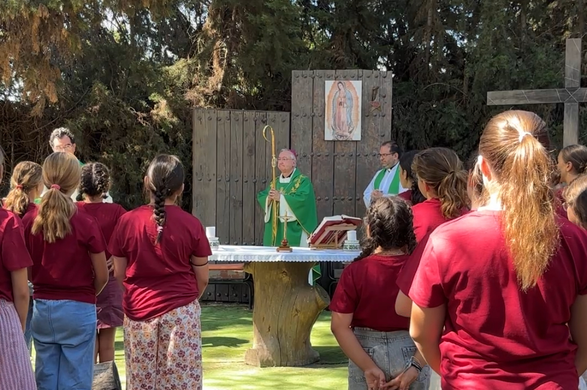 Monseñor Rico Pavés preside la Eucaristía junto a los más pequeños del campamento «Caminando con María»