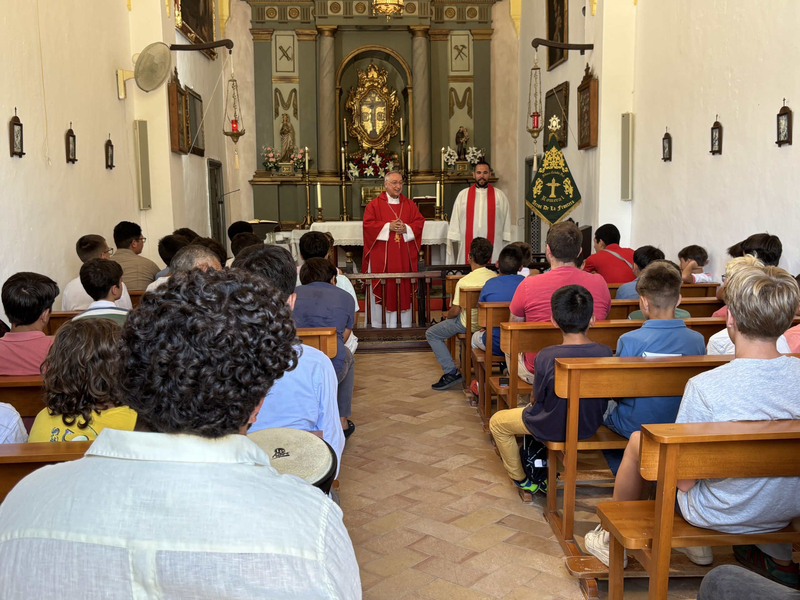 Monseñor Rico Pavés preside la Eucaristía junto a los monaguillos de la Diócesis