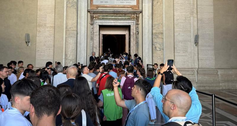 Jóvenes de Guadix en Roma Puerta del Perdón