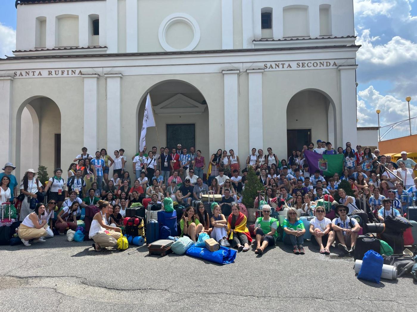 Los jóvenes se despiden de la parroquia de las Santas Rufina y Segunda, en la que los acogieron los primeros días del Jubileo