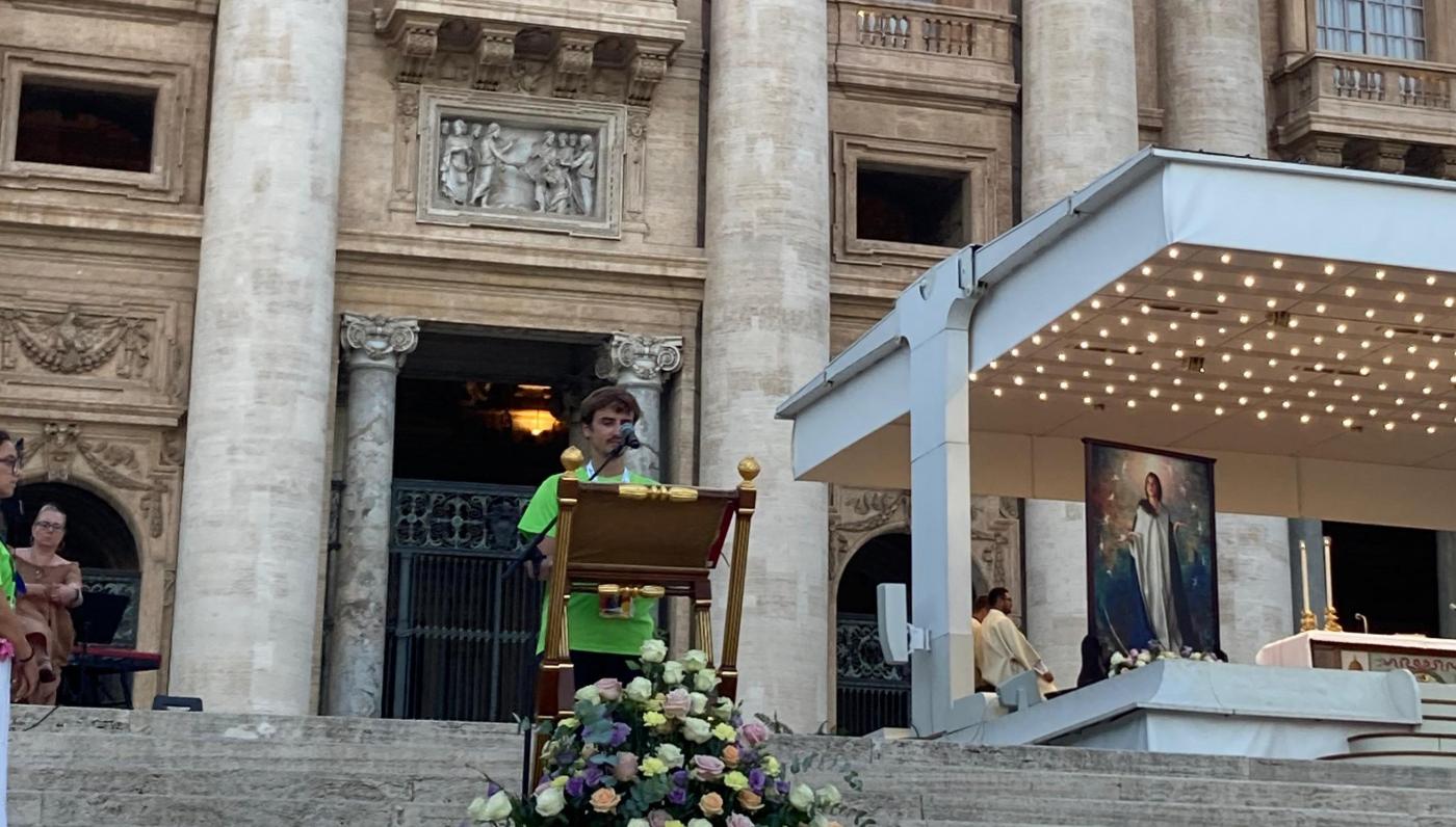 El joven malagueño Pablo Orti proclama la primera lectura en la Eucaristía del Encuentro de Españoles del Jubileo