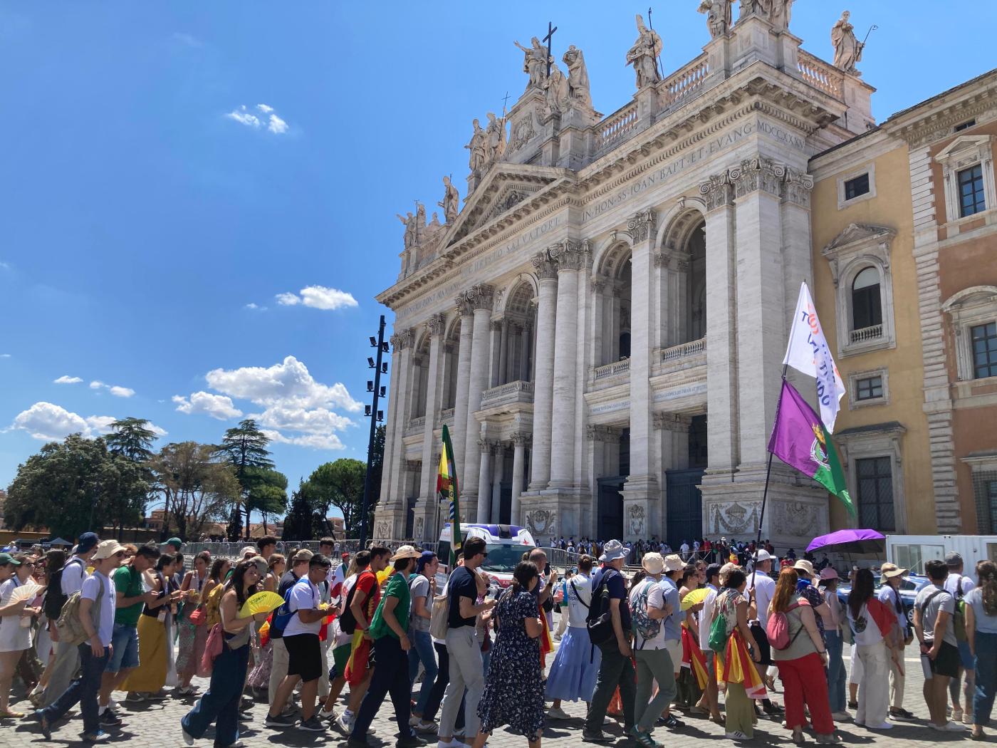 Atraviesan la Puerta de la Basílica de San Juan de Letrán