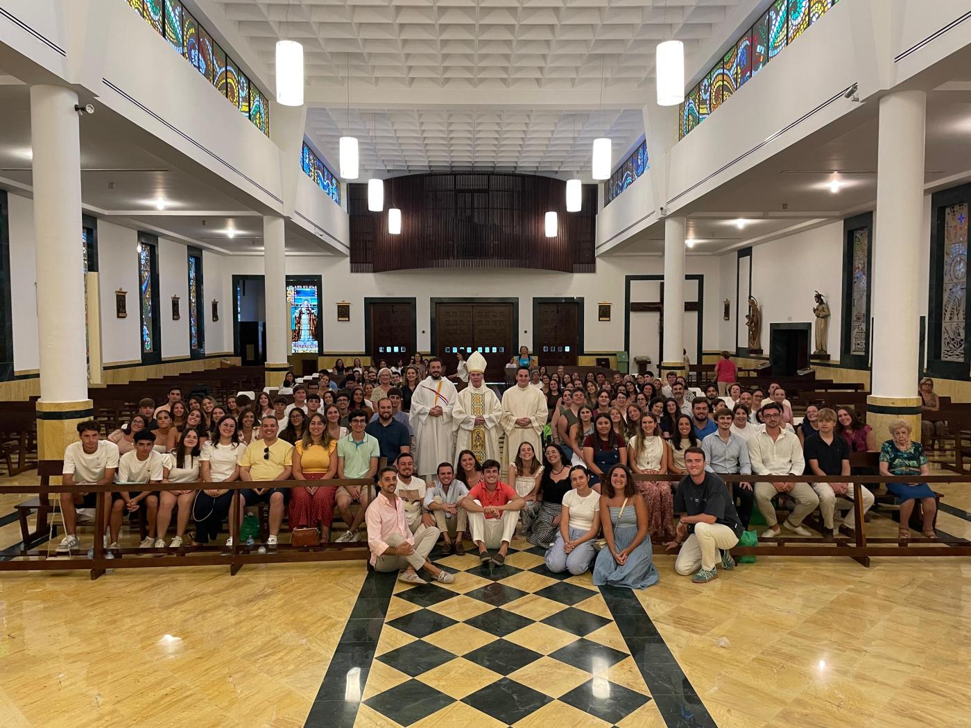 Foto de grupo de los jóvenes con el Obispo