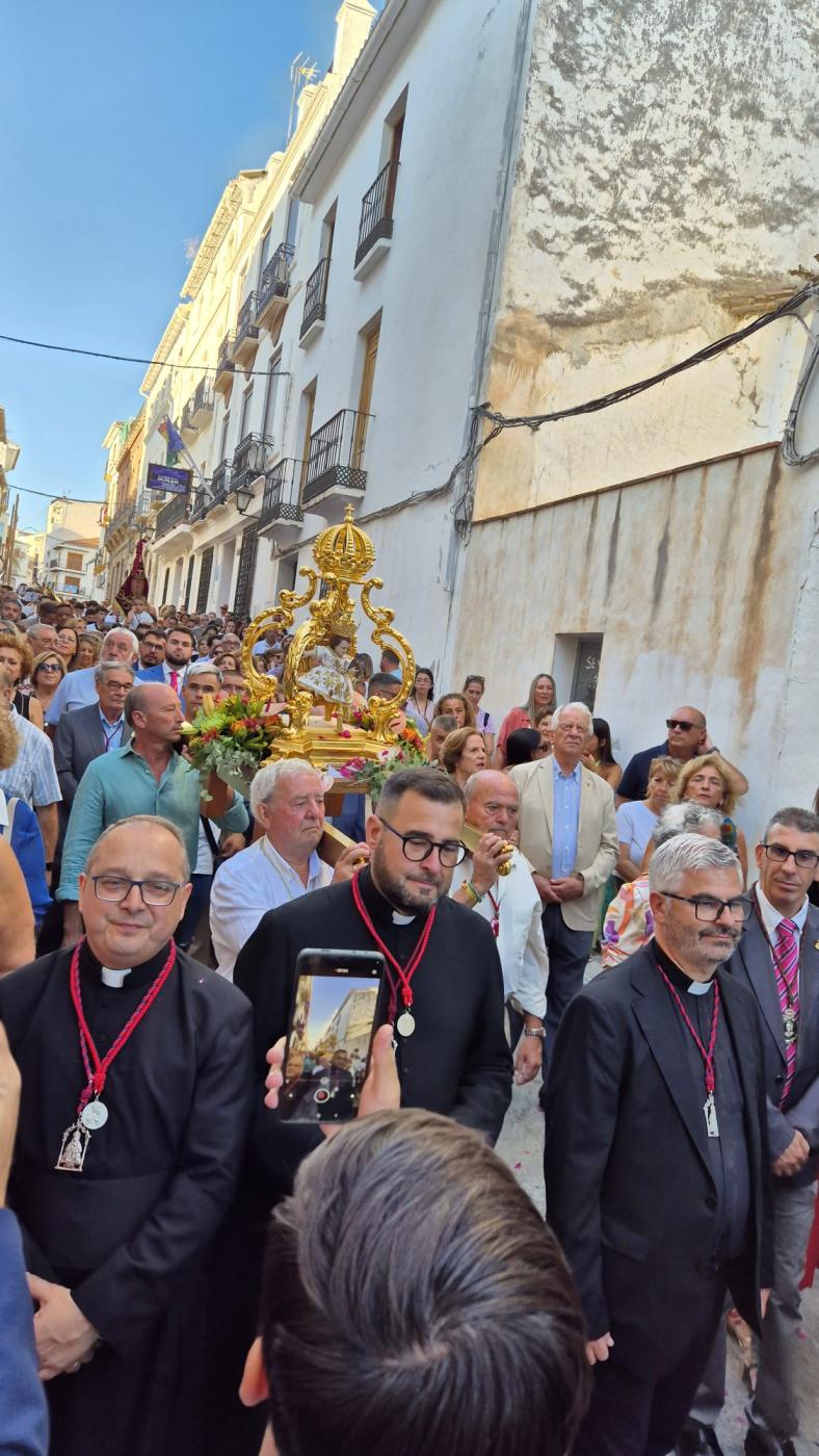 Procesión de la imagen del Niño Jesús el día de su entronización en los brazos de su madre, la Virgen de Flores