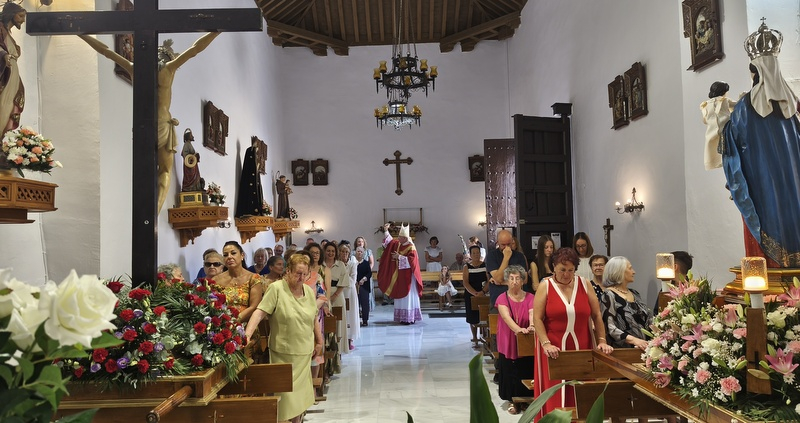 El obispo bendijo la restauración de la iglesia de Lugros, que se hace más accesible gracias al nuevo acceso