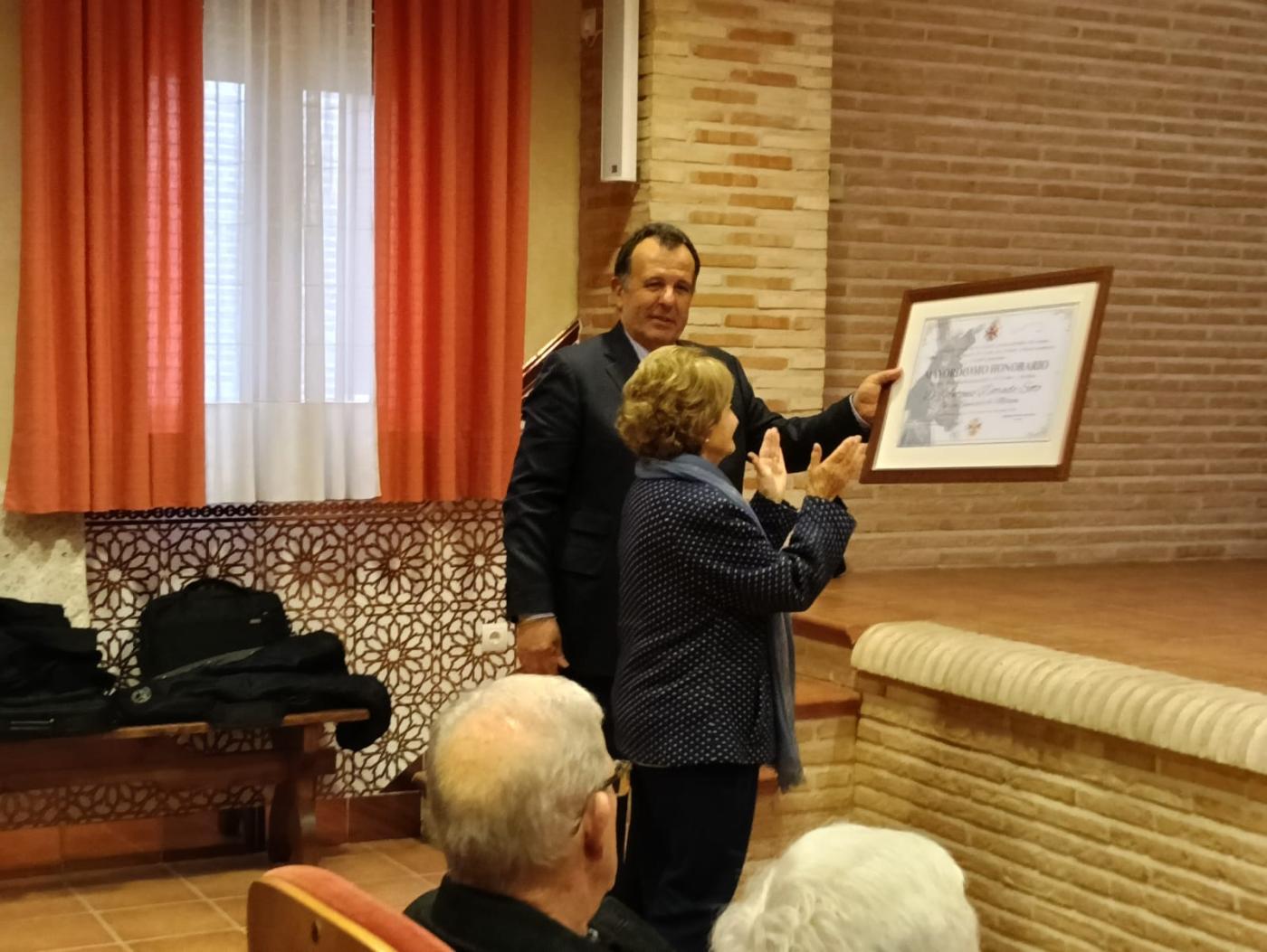 Angelines Dorado recoge el título de Mayordomo Honorario de la Archicofradía del Santísimo Cristo de Urda otorgado a título póstumo a su hermano
