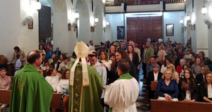 Confirmaciones en la parroquia de Santiago, de Baza