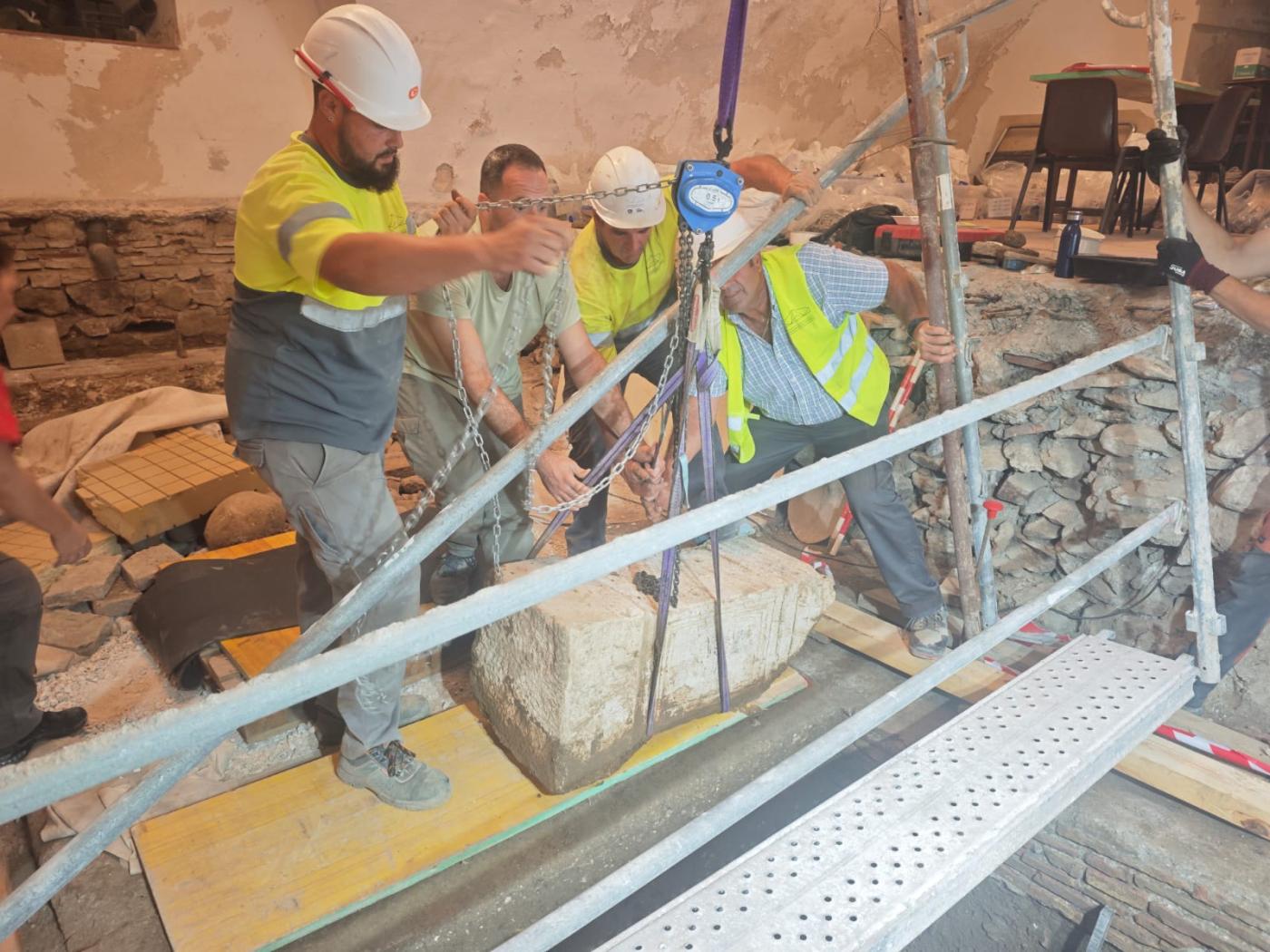Proceso de extracción del ara romana del lugar en el que había aparecido en la cripta del Sagrario