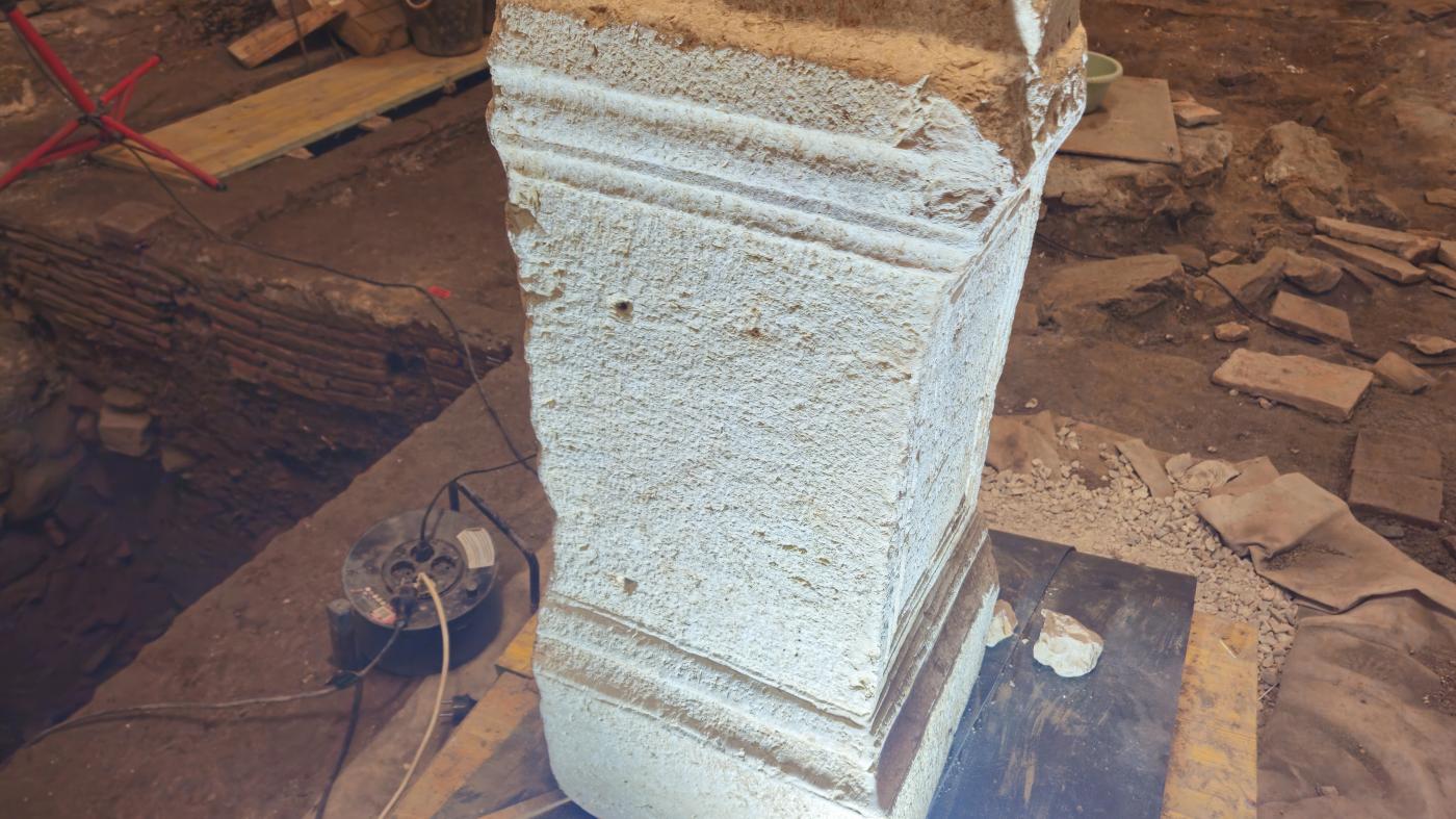 Orificios en el lateral del ara en el que se disponían unos clavos en los que se colgaban las ofrendas