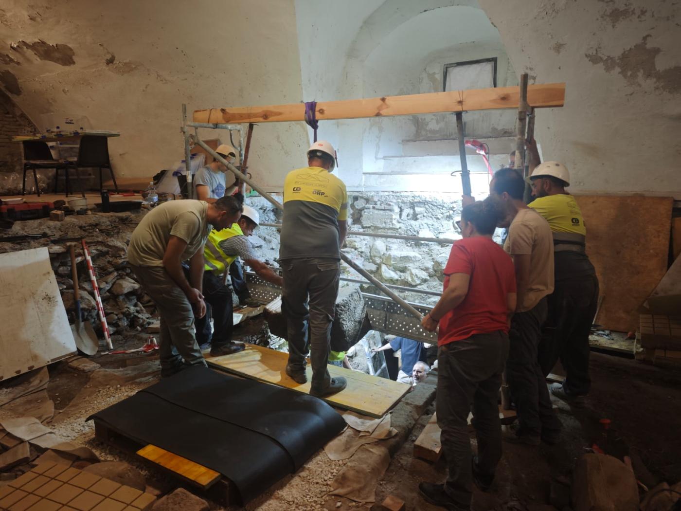 Proceso de extracción del ara romana del lugar en el que había aparecido en la cripta del Sagrario