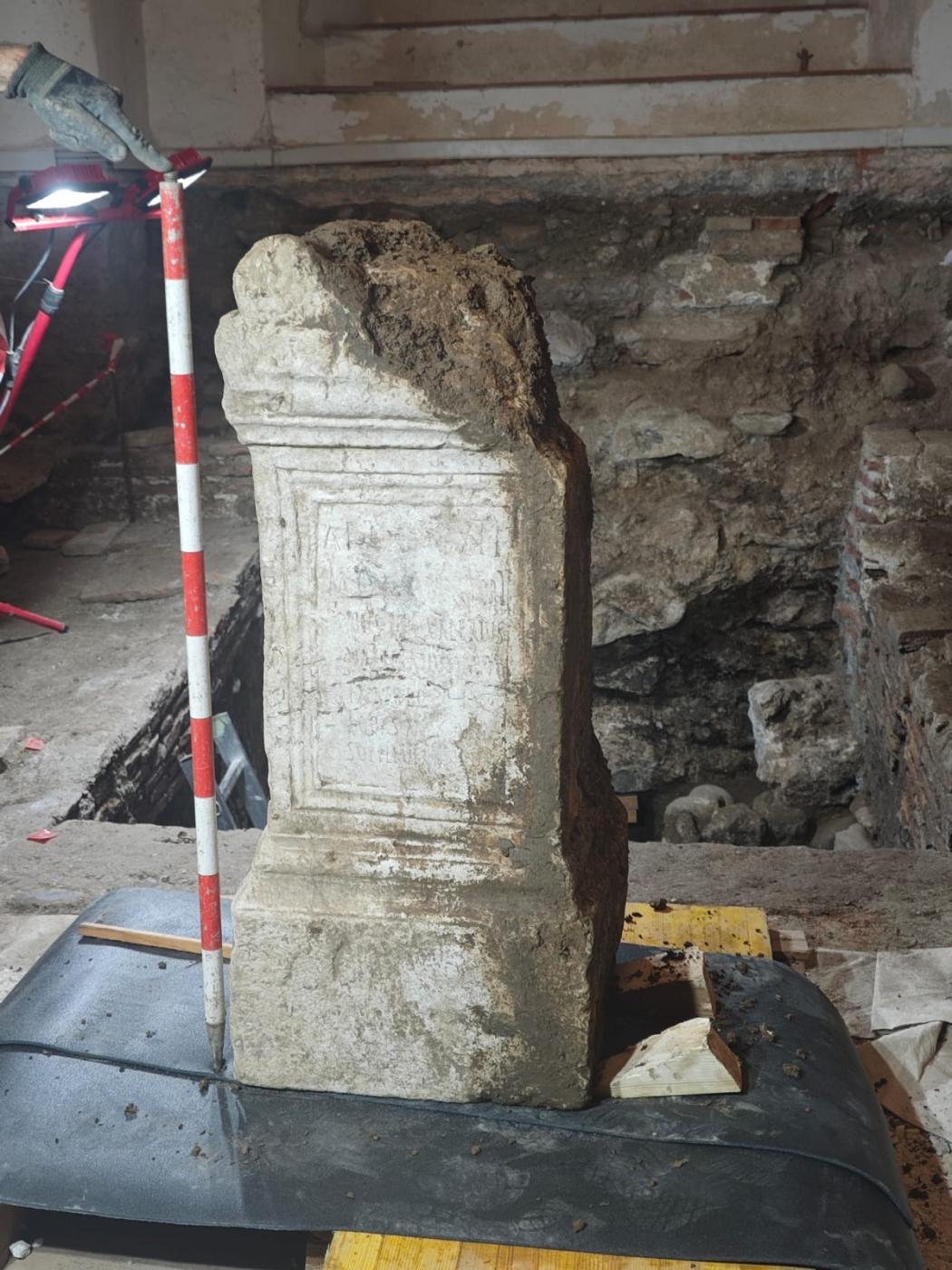 Proceso de extracción del ara romana del lugar en el que había aparecido en la cripta del Sagrario