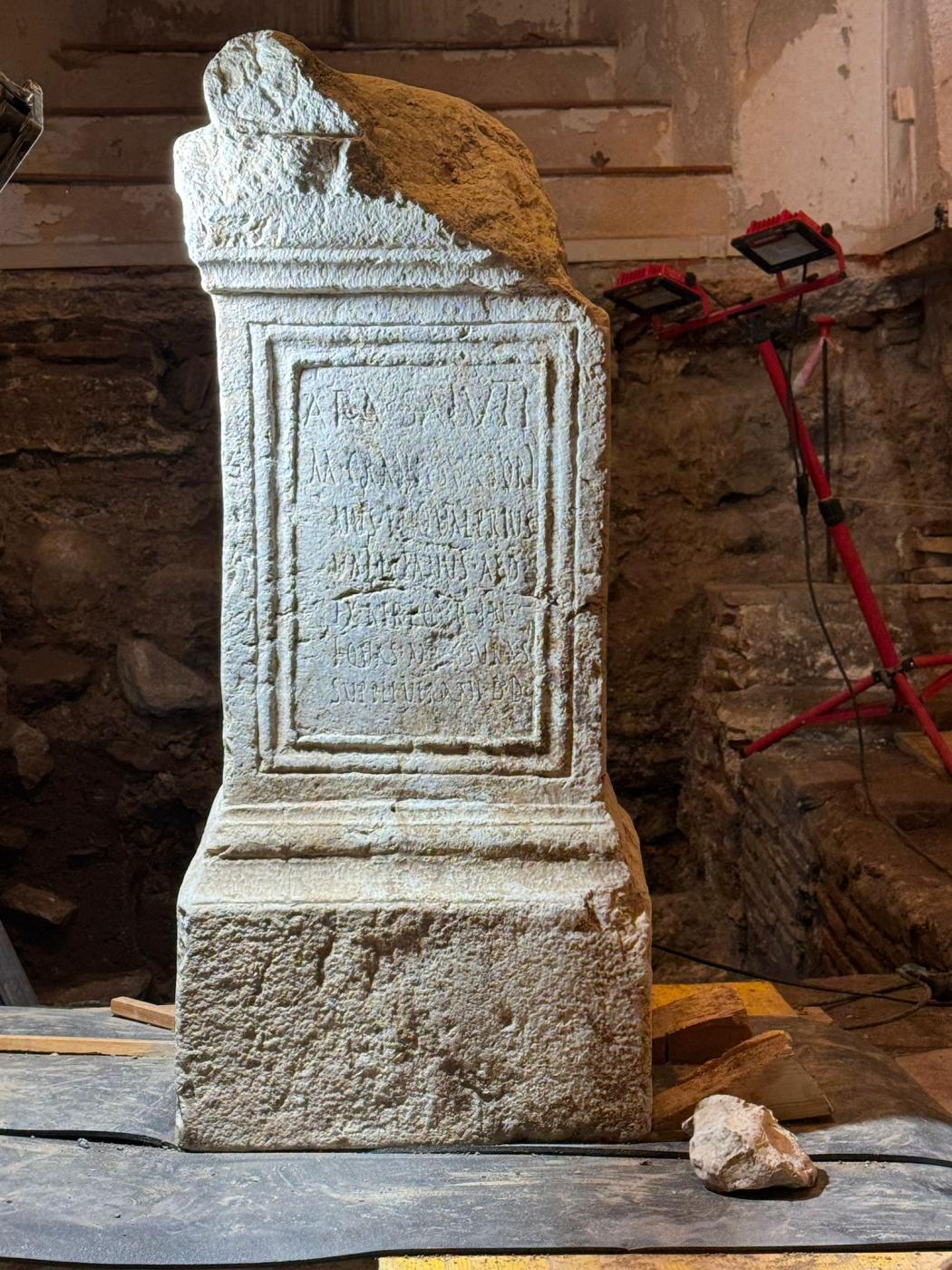 Ara romana extraída en la excavación de la cripta de la iglesia del Sagrario