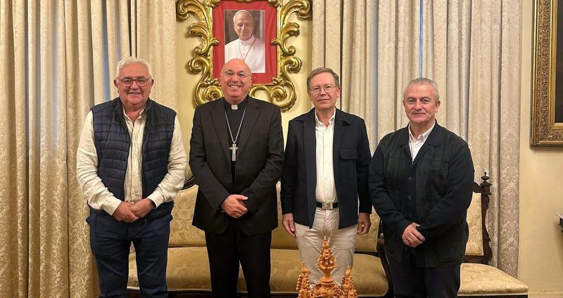 La Cofradía de La Soledad, de Baza, presenta al obispo el reinicio del proceso de coronación de su titular