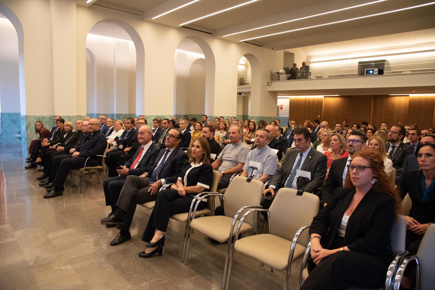 Entre los asistentes a la apertura de curso de la Fundación Victoria, el alcalde la ciudad, el delegado de Educación de la Junta de Andalucía y la concejala de Educación del Ayuntamiento de la capital