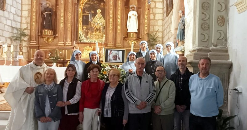 Las Hijas de la Sagrada Familia celebran la memoria de San Juan Pablo II en Baza