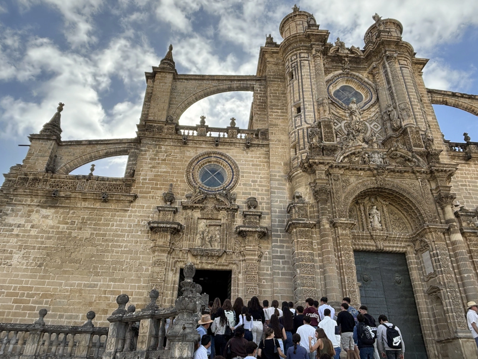 Los estudiantes de Bachillerato peregrinan hasta la Catedral para vivir el Jubileo de los Estudiantes