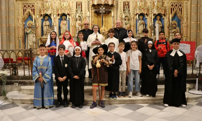 Los niños celebran la santidad de la Iglesia en la Fiesta de la Luz