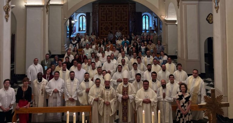 “No olvidemos nunca que el protagonista es Dios y Él es el que da crecimiento a todo”: Mons. Orozco a los equipos diocesanos de Pastoral Juvenil de toda España, reunidos en Guadix