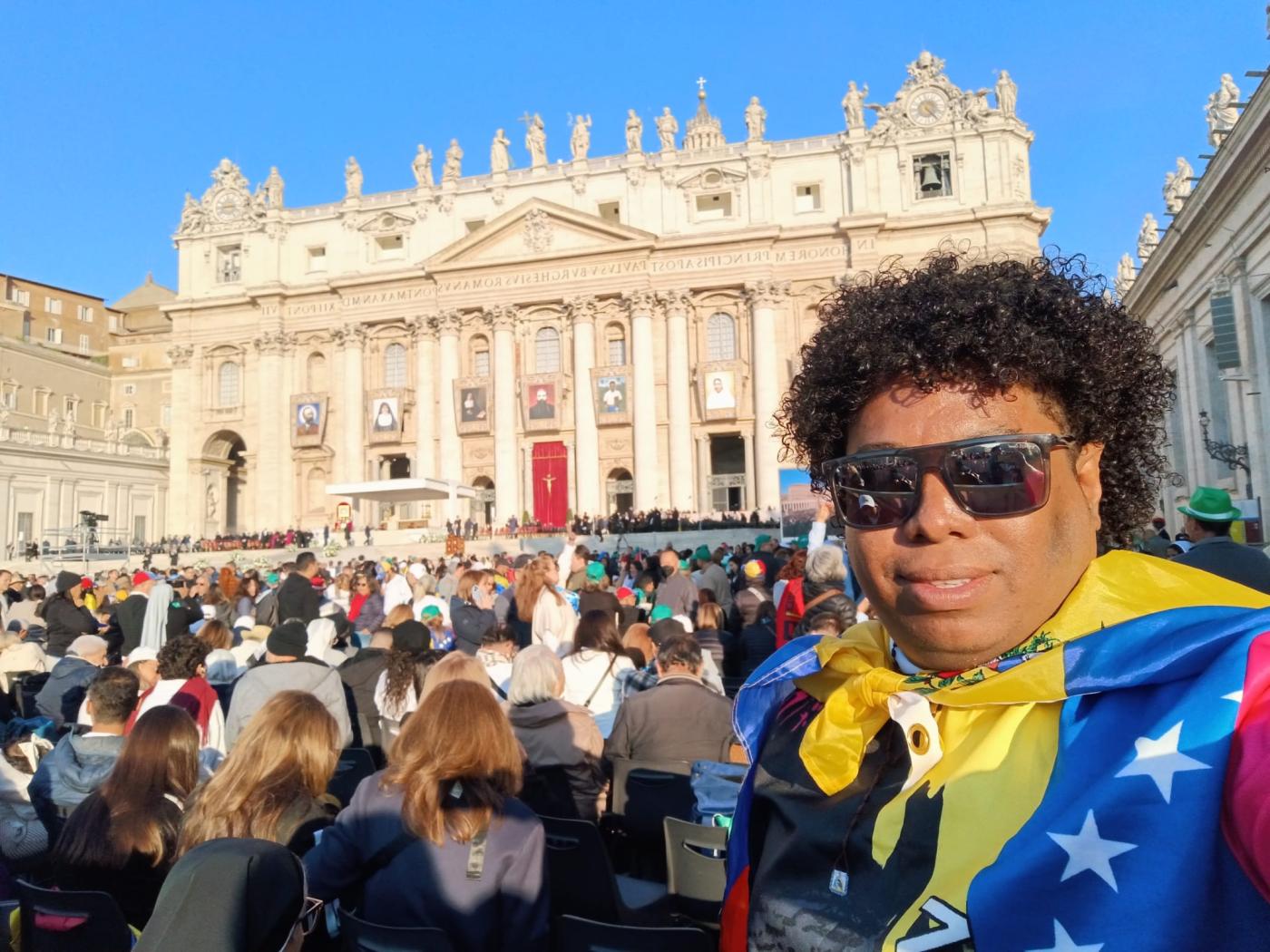 Celis Sucre se hace un selfie desde la ceremonia de canonización de los dos primeros venezolanos, para enviarlo a su familia