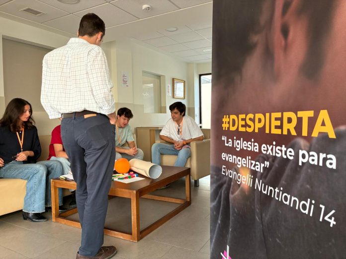 Santos, jóvenes y música, en El Espejo