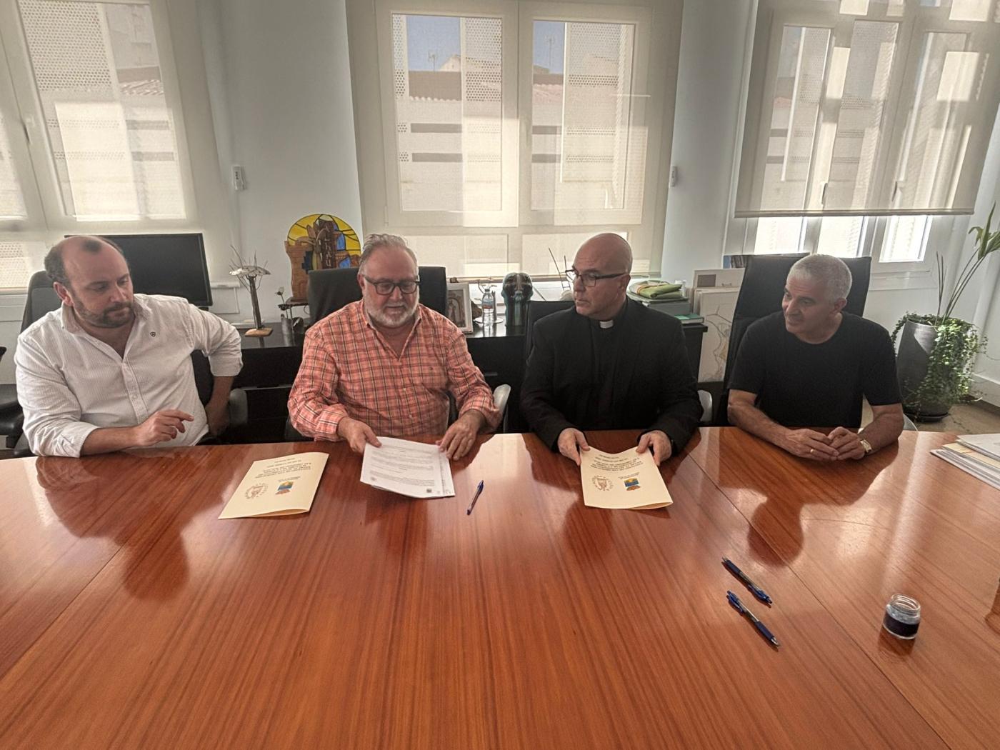 Firma del convenio entre el Ayuntamiento de Alhaurín de la Torre y el Obispado para la rehabilitación de la parroquia de San Sebastián