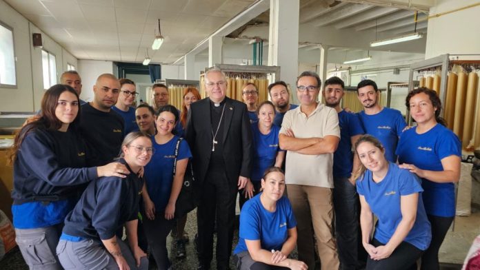 Don Sebastián visita algunos de los talleres artesanos fundadores de la Asociación Jiennense de Arte Sacro