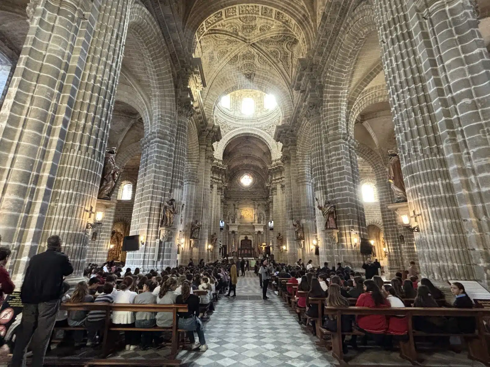 Más de 500 jóvenes de 1º y 2º de la ESO viven el Jubileo en la Santa Iglesia Catedral