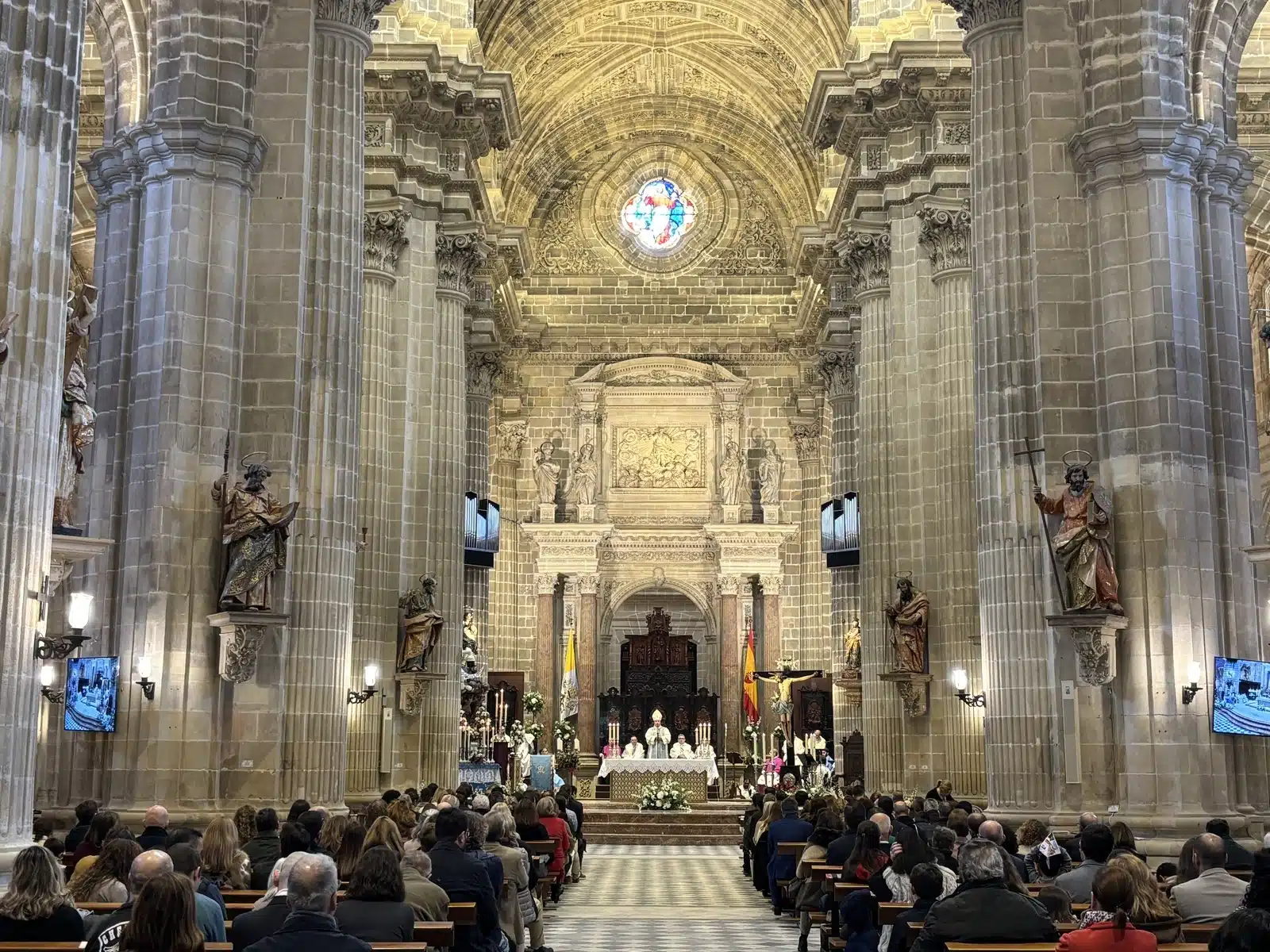 Asidonia-Jerez celebra la Solemnidad de la Inmaculada Concepción en la Santa Iglesia Catedral con el envío misionero de una familia a Australia