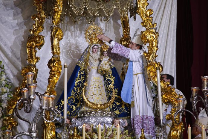 “Con este gesto nos reafirmamos en el deseo de que nuestra Madre en reine en el corazón”
