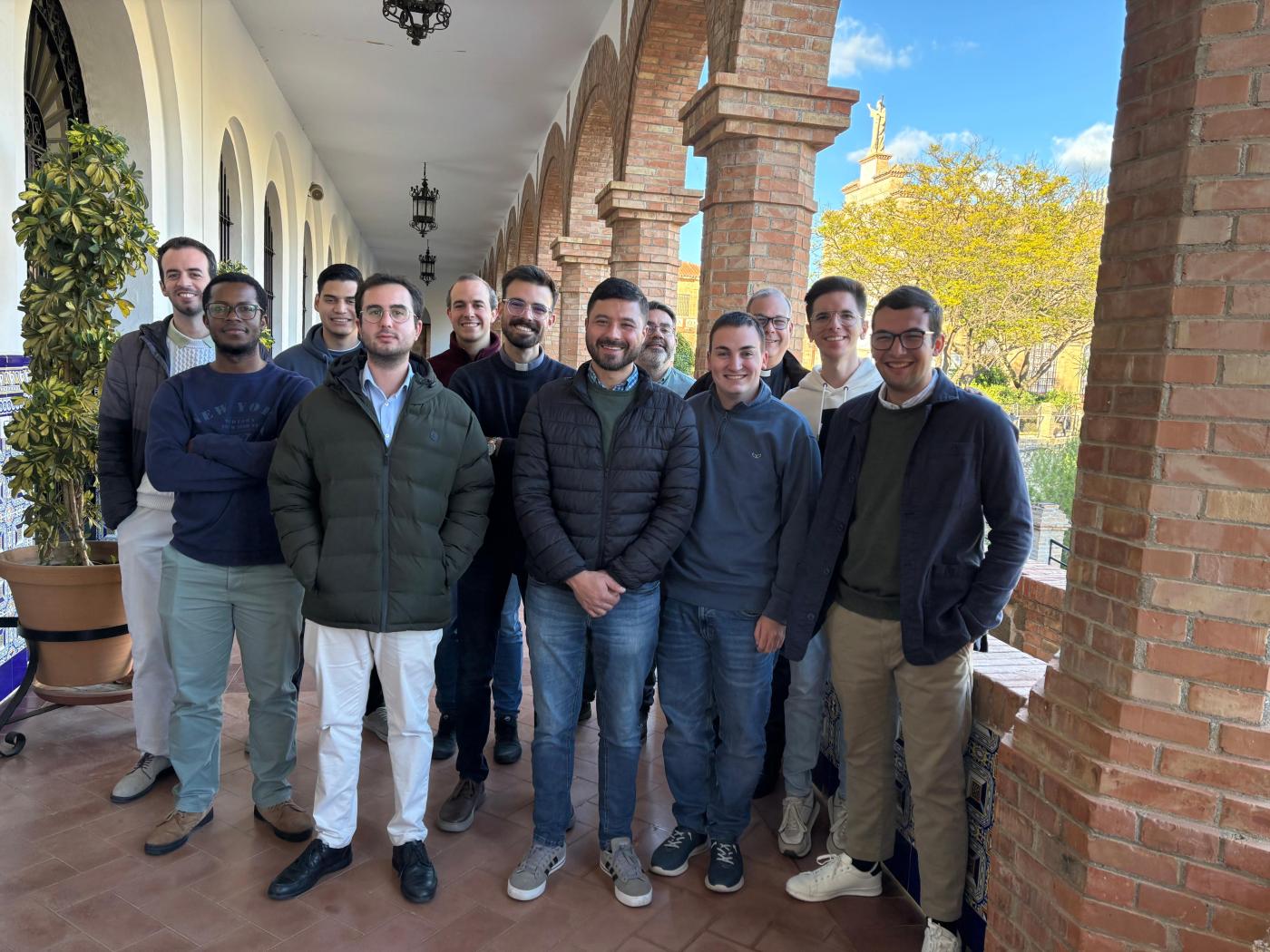 Seminaristas, junto al rector y al vicerrector