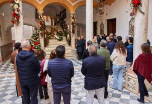 La bendición del Belén y los villancicos marcan la celebración navideña del personal del Obispado junto a Mons