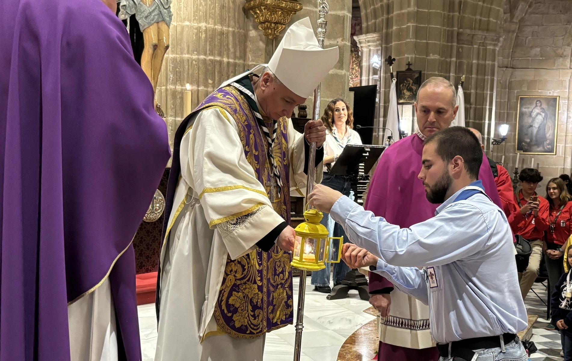 La Luz de la Paz de Belén ilumina todos los corazones de la Diócesis de Asidonia-Jerez
