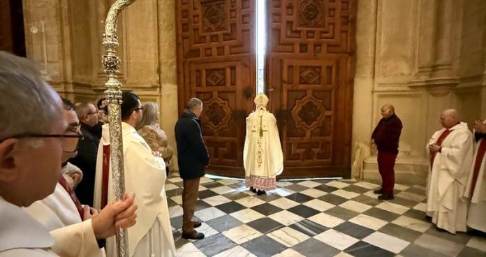 “La Puerta Santa se ha cerrado, pero la llamada a vivir con el corazón abierto, reconciliado, lleno de esperanza continúa más viva que nunca”: Mons