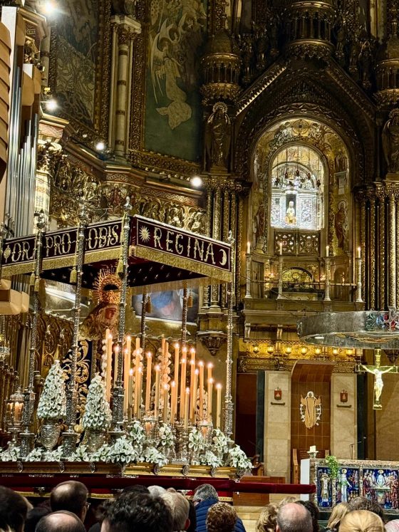 Los peregrinos sevillanos, acompañados por el arzobispo, recibidos en la abadía de Montserrat