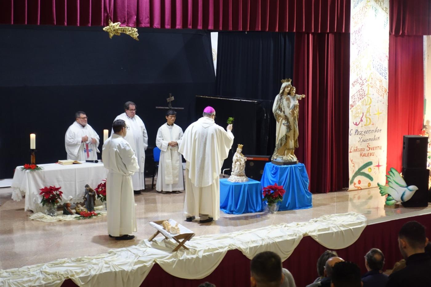 Bendición de la imagen de Santa María de la Victoria durante la Misa de Navidad en el Centro Penitenciario de Alhaurín de la Torre